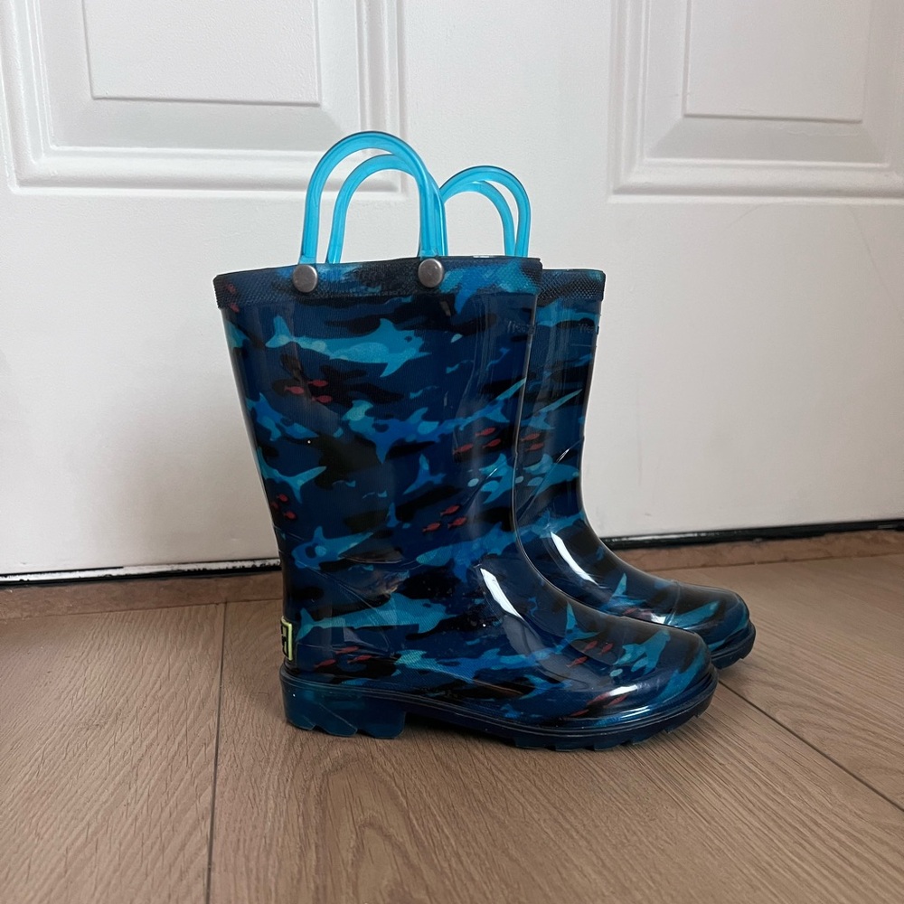 Kids Blue Camo Rain Boots with Easy-Grab Handles